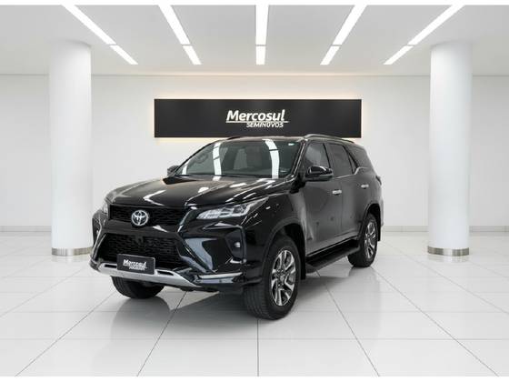 TOYOTA HILUX SW4 2.8 D-4D TURBO DIESEL DIAMOND 7L 4X4 AUTOMÁTICO